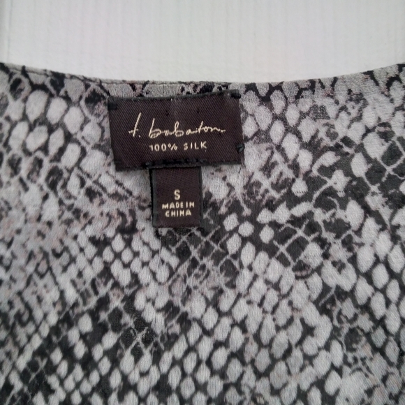 Babaton XS 💯% silk blouse - Picture 2 of 7